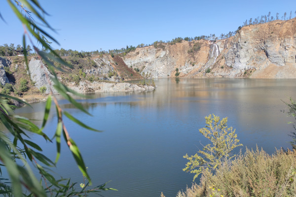 沈阳墓地网论墓地风水中的有情水与无情水