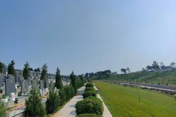 沈阳墓地，墓位整齐如画，传承庄严肃穆之美