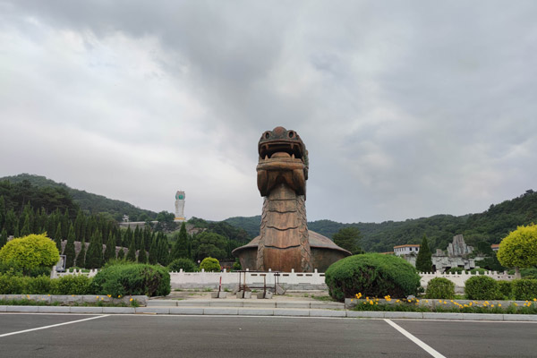 沈阳墓地内巨型雕塑的含义