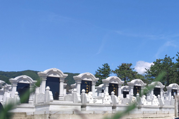 沈阳墓地墓碑形态各异，彰显文化内涵与个性表达