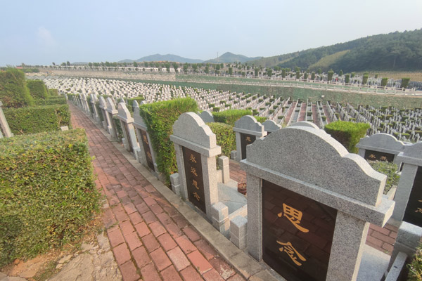 沈阳公墓匠心独运，为不同信仰人群建造特色墓碑